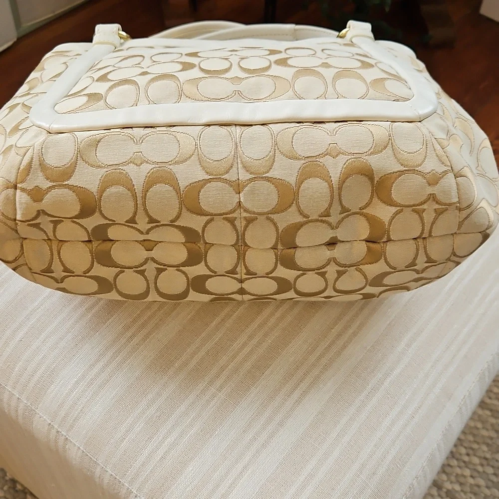 Coach Tan and Cream Signature Shoulder Bag - Picture 4 of 16